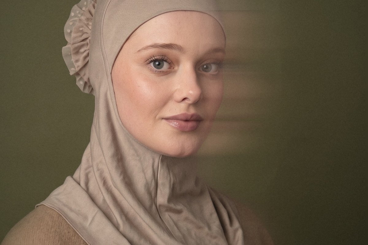 Koyu vizon güpürlü boyunluk detaylı topuzlu büyük hijab bone