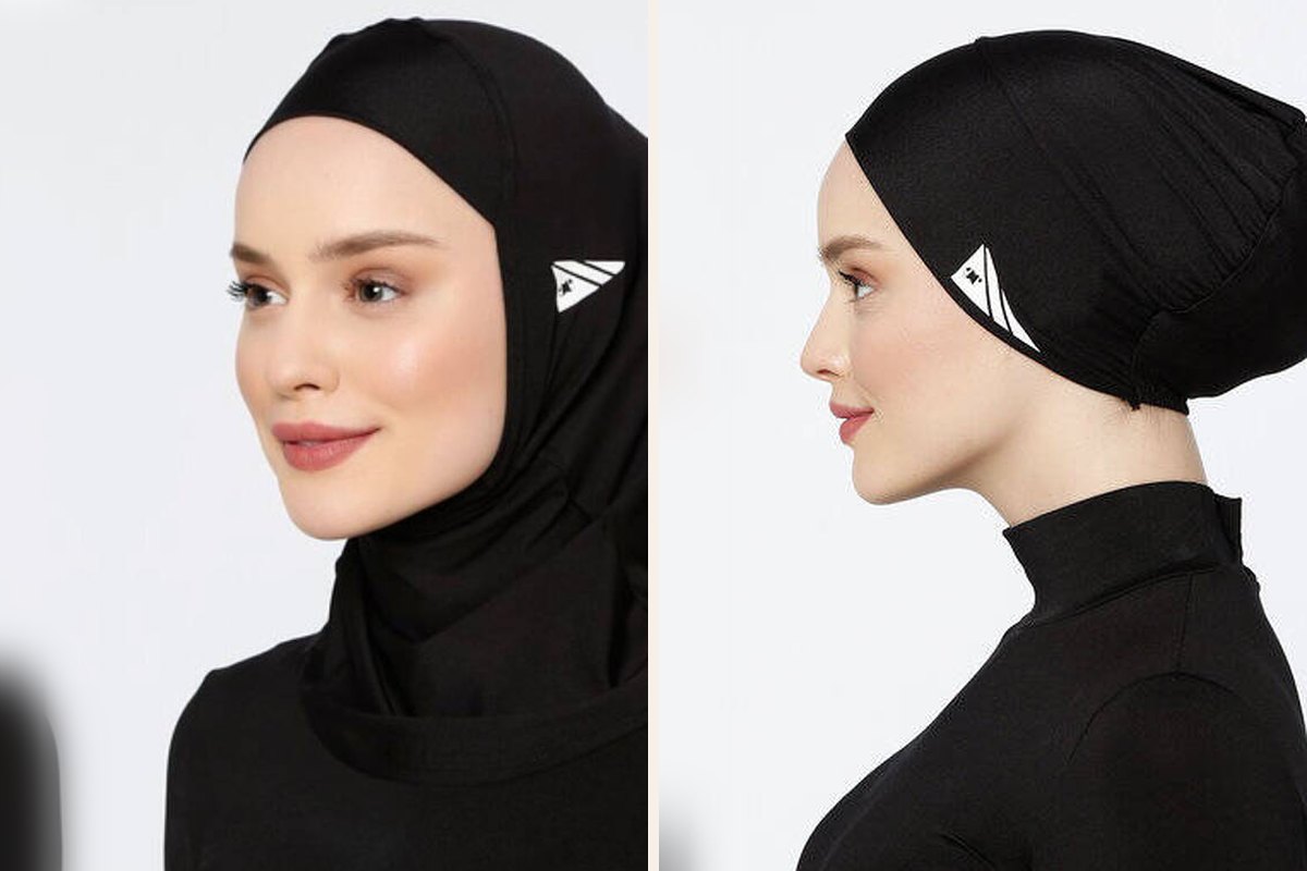 Siyah mikro spor hijab ve havuz bonesi takmış model, önden ve yandan