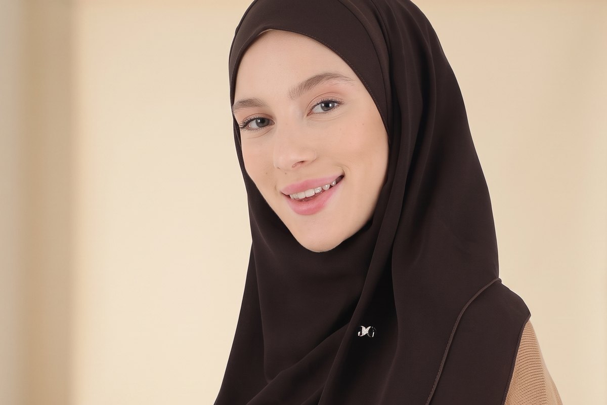 Açık kahve krep şal pratik model takmış kadın