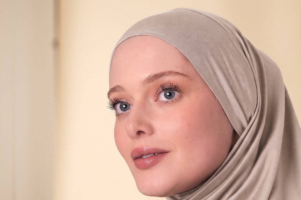 Boneli viskon hazır hijab takmış gülümseyen kadın